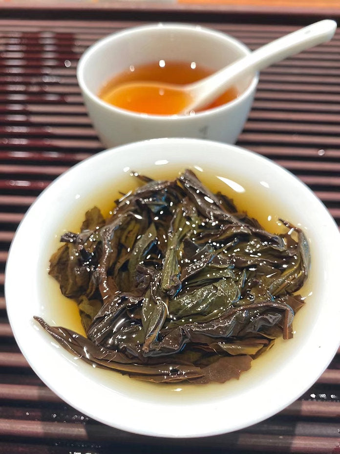 Yulong Gu Rou Gui Rock tea (Oolong)